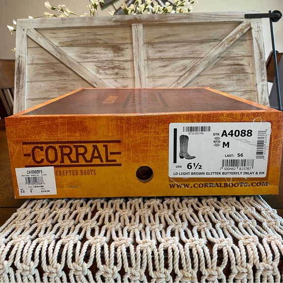 Taupe inlay Corral Boots - Picture 11 of 12